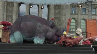 La Main / Die Hand vor dem Reichstag Fanfare Masolo - Belakongo - Snuffpuppets