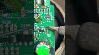 SMD resistor 4R7 broken #tutorial #techshorts #smd #reflaction #electronicsbasics