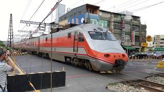 172次自強號通過高雄市鳳山區中正路平交道(附掛12車親子車廂)