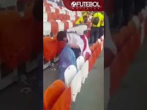 Japanese fans clean the stadium WORLD CUP 2018