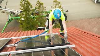 Aurinkopaneelien asentaminen talon katolle | FrEE-hanke