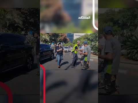 إسرائيلي غاضب يرشق سيارة وزيرة المواصلات ميري ريغيف بكوب قهوة