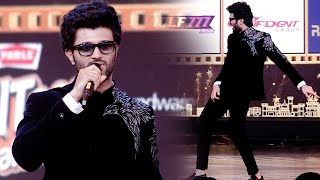 Vijay Deverakonda dazzles with his charismatic presence and captivates at the South Movie Awards