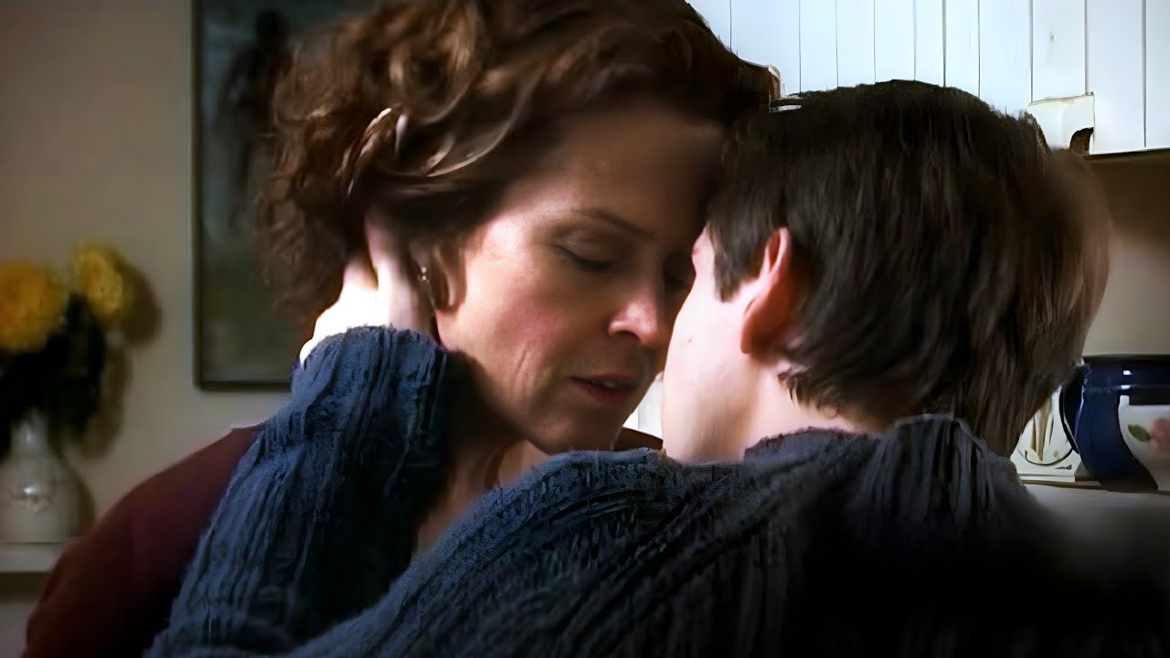 فتى مراهق يحب زوجة ابيه في السر،و يحاول يعمل معها علاقة حب !!!