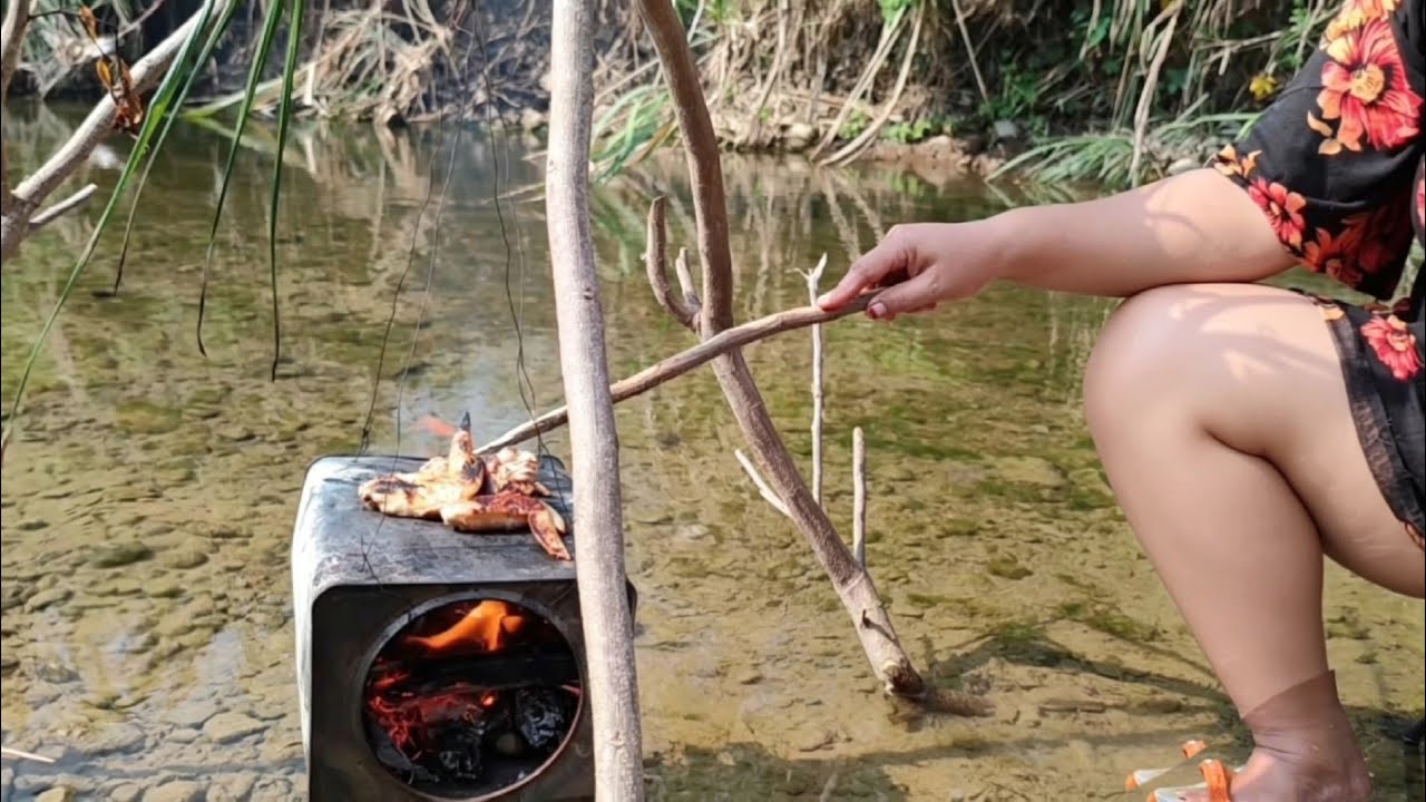ASMR Solo Camping - Delicious bushcraft cooking on the river bank near the mountains