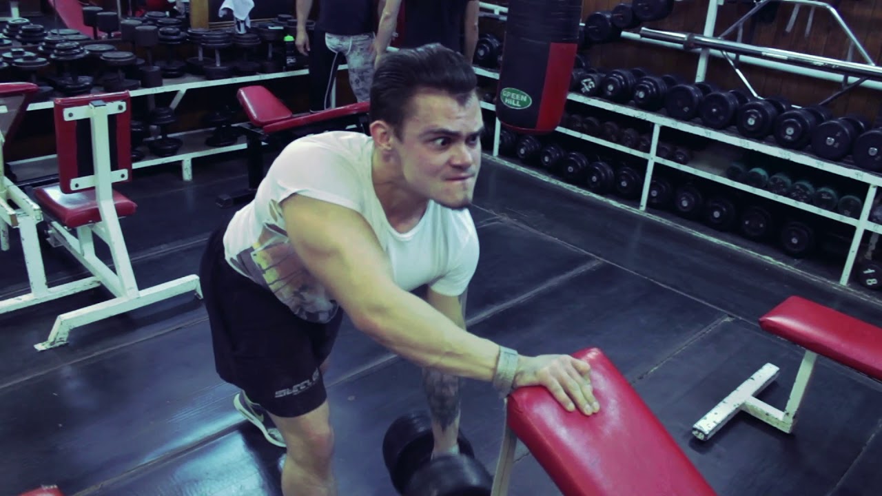 Миша занимается спортом. Вещи для накачивания рук. Енажердоянакачки спинв.