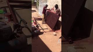 Mlango Wa Chuma Umeundwa Kama Wa Mbao Imara Sana