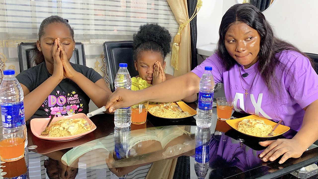 Smart Stepsister Saved Her From Eating The Poisoned Food By Her Stepmother 