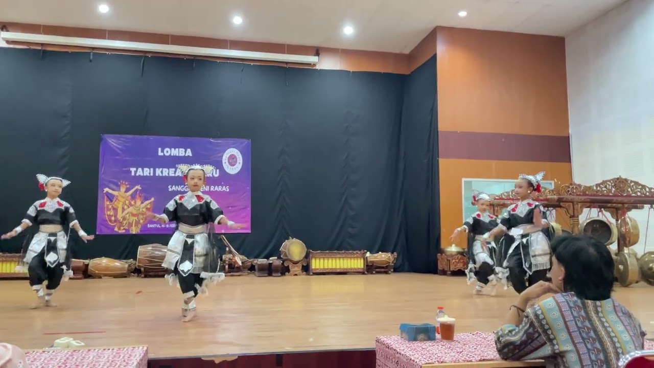 Tari Kalongking || Hayu, Kineta, Axell, Mutia Lomba Tari HUT Saseras