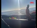 Affonda la lama e squarcia gommone dei soccorritori di migranti: il gesto dell'estremista di destra