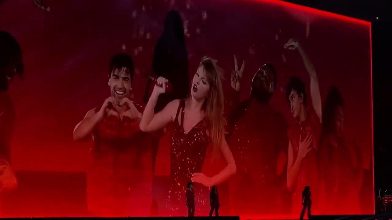 22 WE ARE NEVER EVER GETTING BACK TOGETHER I KNEW YOU’RE TROUBLE TAYLOR SWIFT TOKYO THE ERAS TOUR