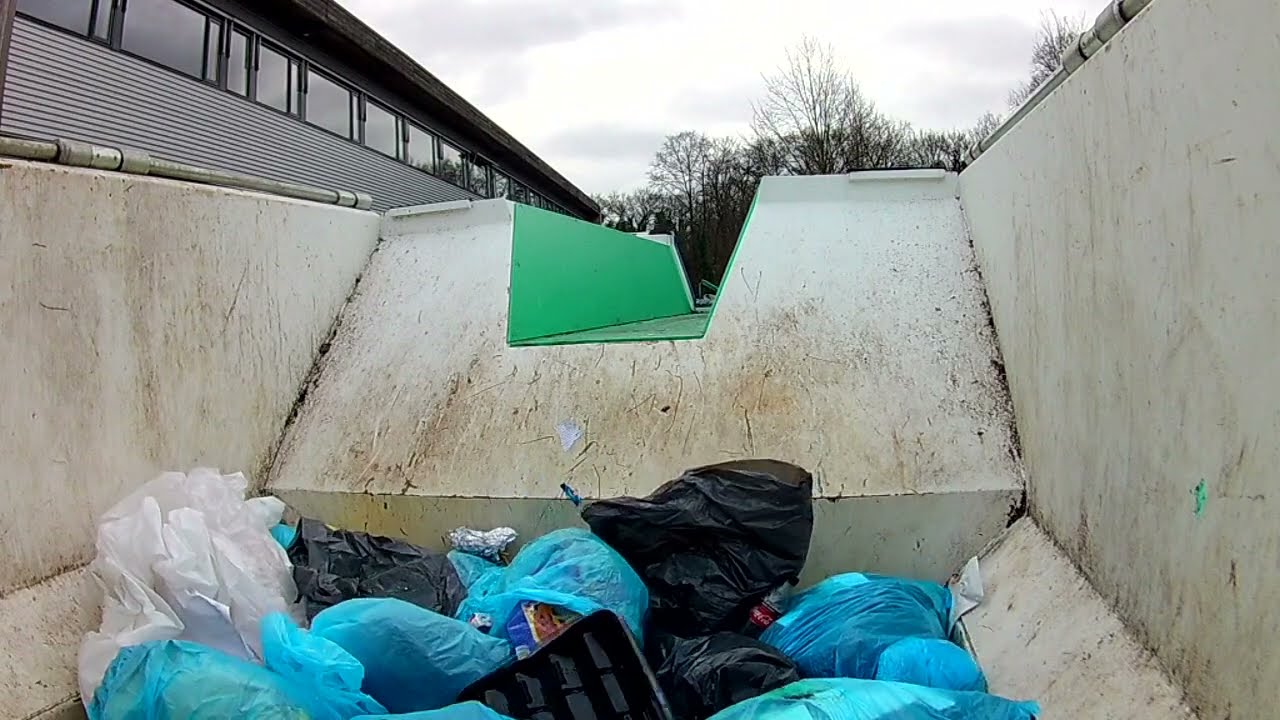 Een ondergrondse vuilcontainer legen in de perscontainer