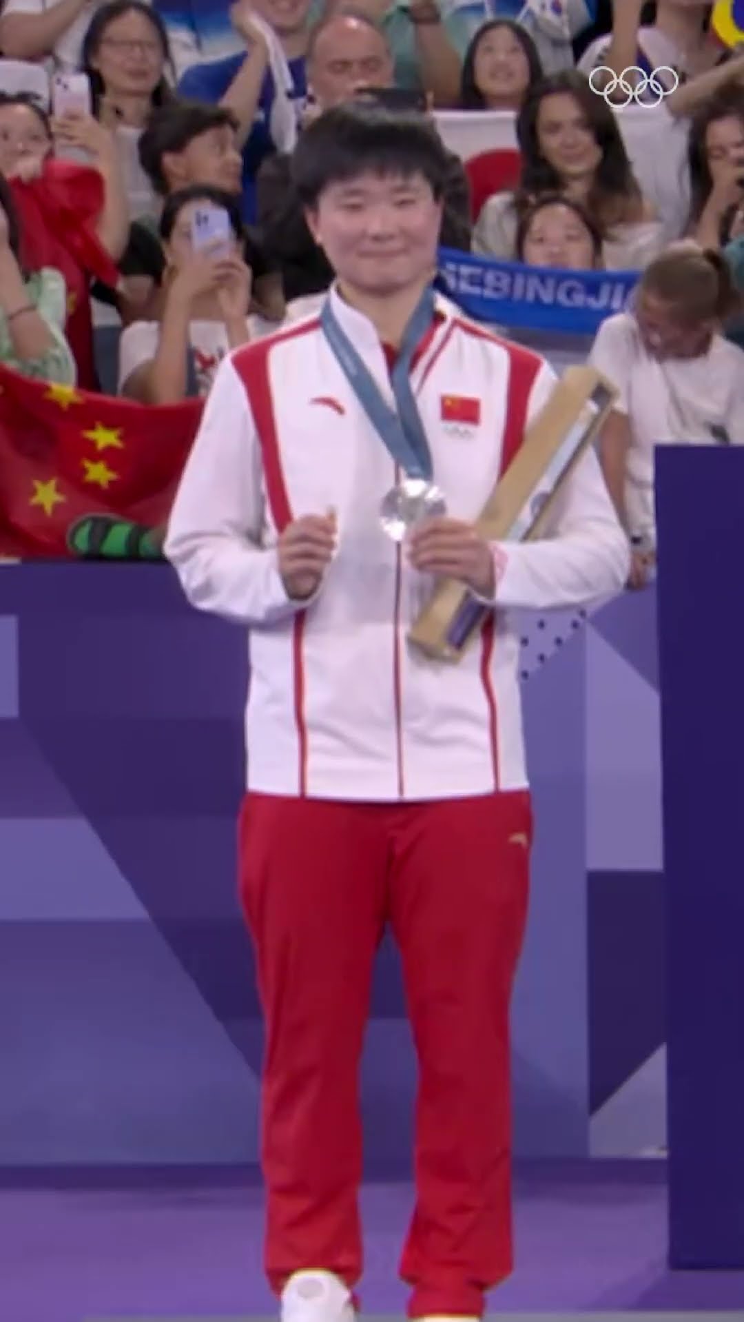 He Bingjiao held the Spanish pin, honouring Carolina Marín after her injury. ?❤️ #MoreThanSport