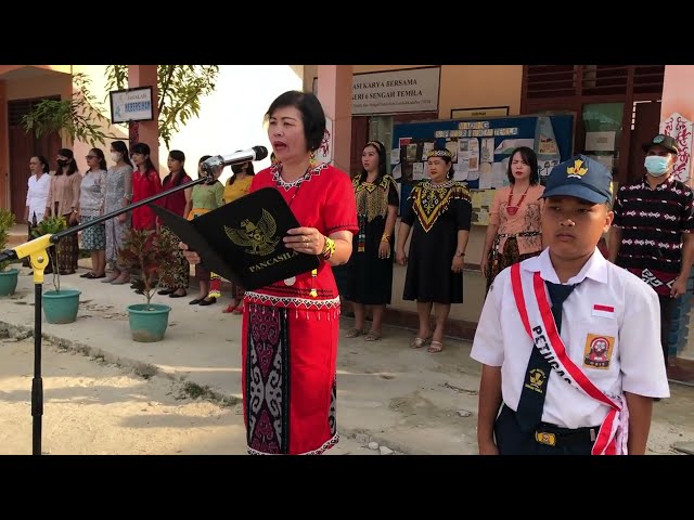 Upacara Bendera Peringatan HUT RI ke-78 di SMP Negeri 6 Sengah Temila class=