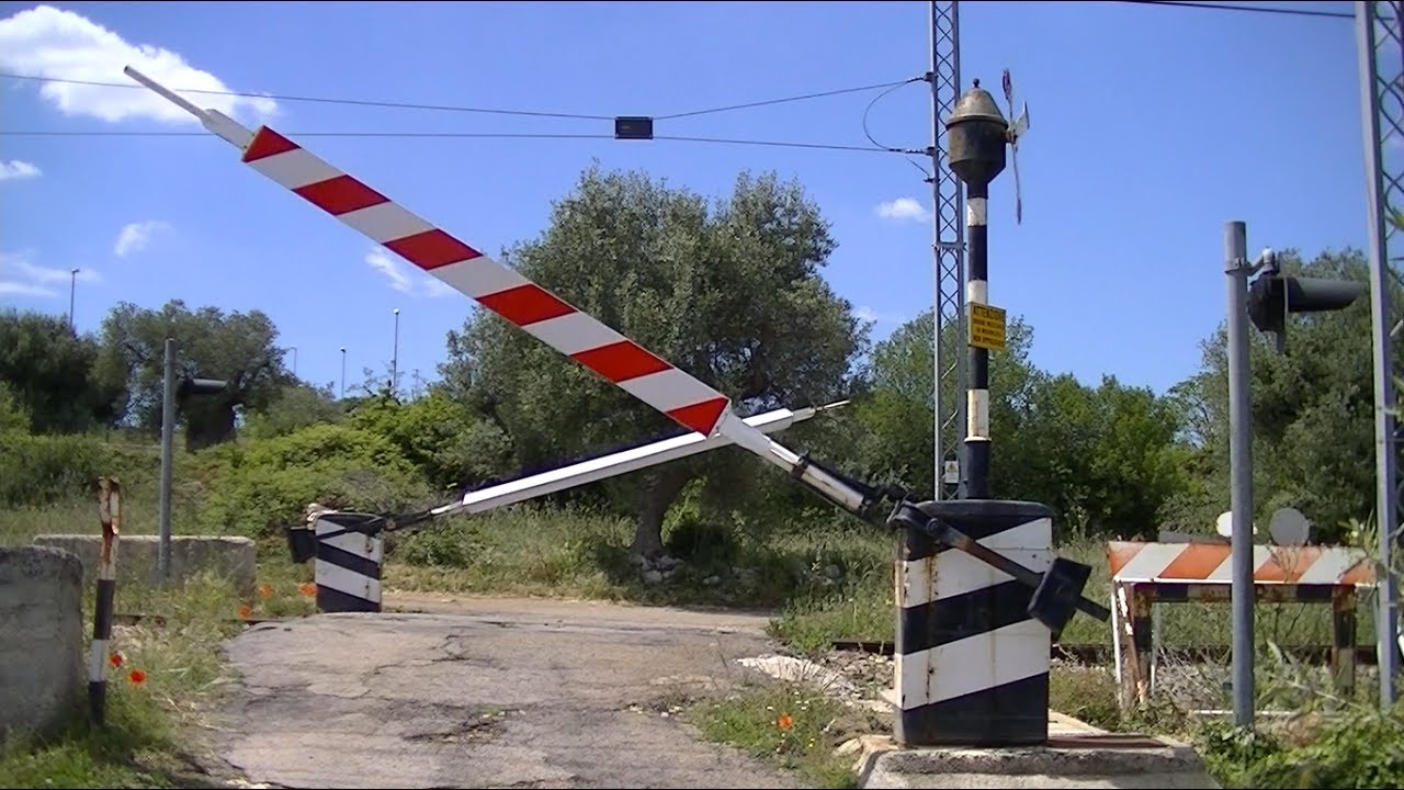 Spoorwegovergang Castellana Grotte (I) // Railroad crossing // Passaggio a livello