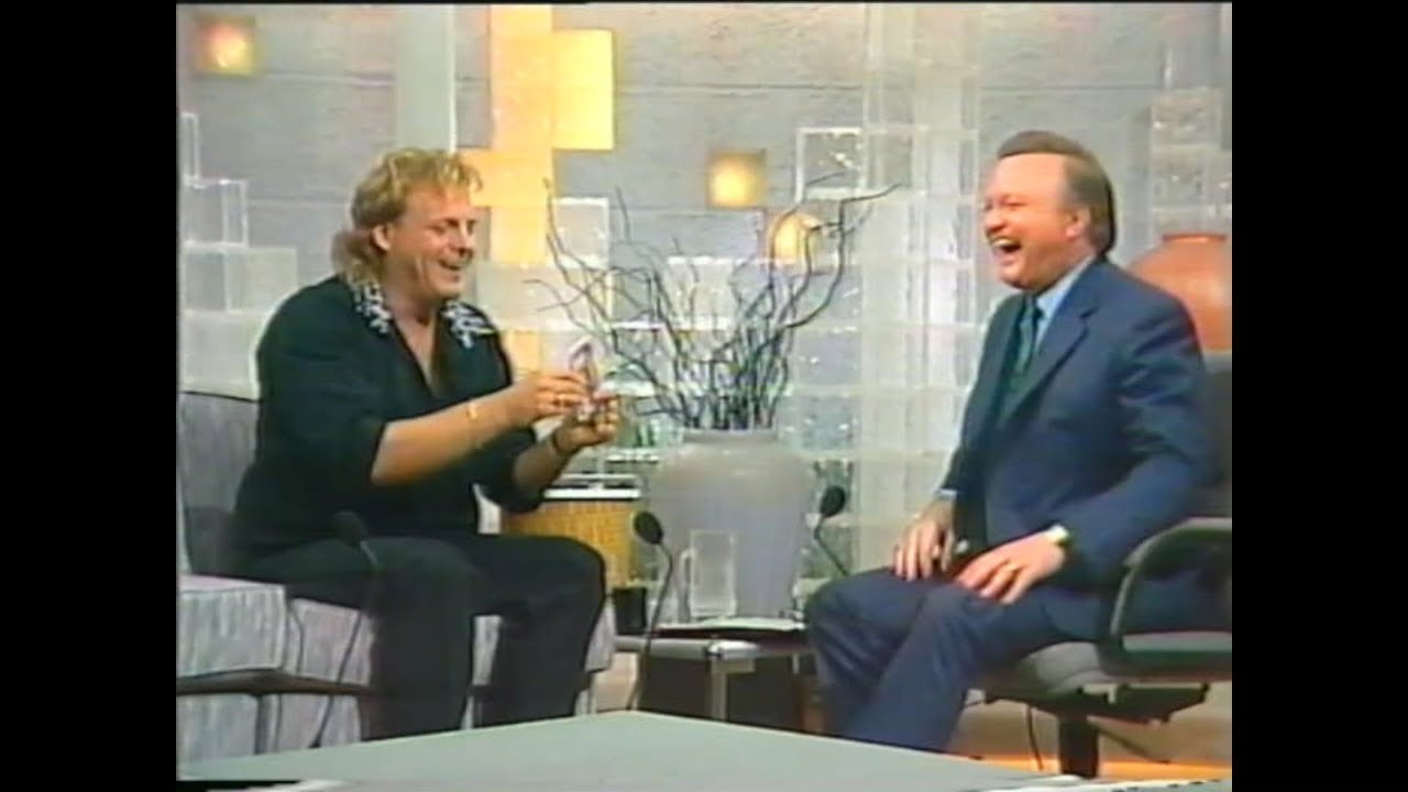 The Amazing Johnathan meets Bert Newton for the first time.