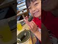 はま寿司でいくらやサーモンや納豆巻きを食べるまりちゃんいずちゃんみなくん🍣　まりちゃんいずちゃんチャンネル　#shorts