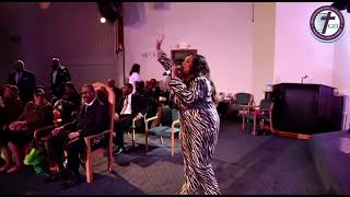 Kierra Sheard-Kelly sings “Happy Birthday” to her dad!! (GEI NYE 2022)