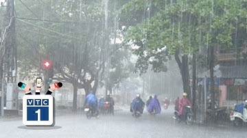 Hà Nội lại "bơi" trong mưa