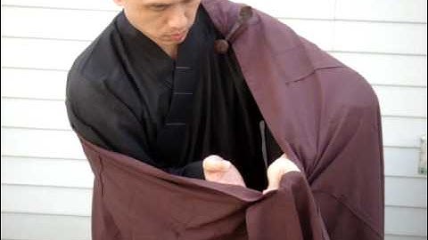 How to take off the robe in Chinese Buddhism? hand view