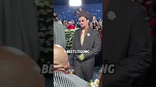 Hast du bemerkt, dass Bad Bunny bei den 2026er Grammys einen auffälligen Bauch hatte?