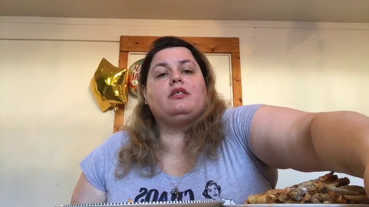 EATING WITHOUT RUINING YOUR LIPSTICK CHALLENGE 