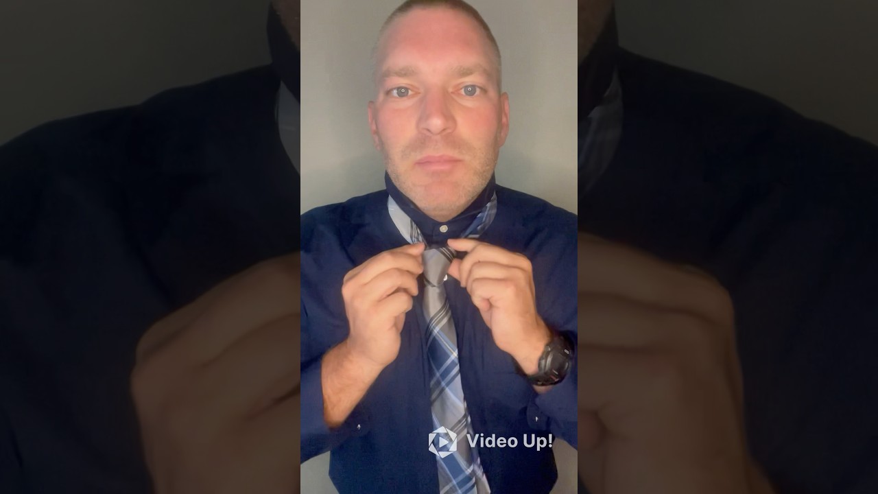 Simple Tie knot (four in hand) vs double / full Windsor knot.  How to tie a tie knot.  