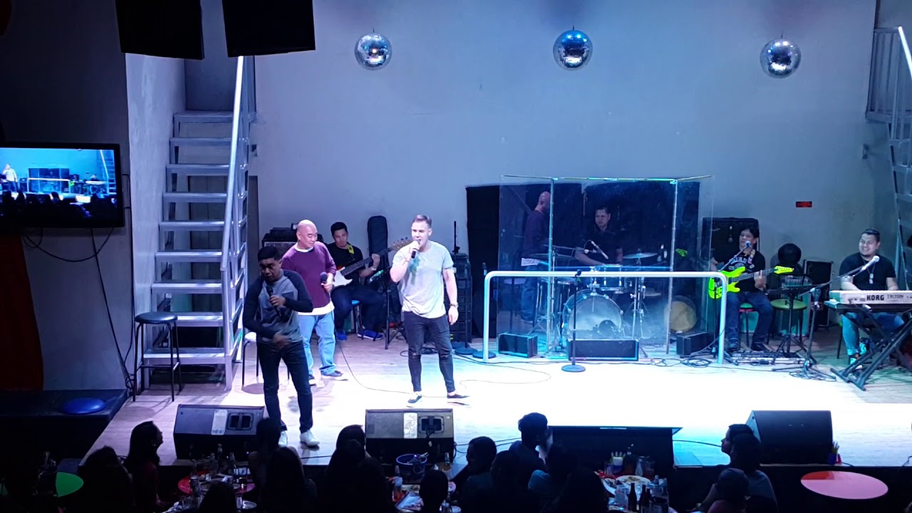 British-italian Chef Steven Snowdon sings tagalog song Ikaw with GMA celebrities Jose and Wally