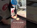 なぜこのパンを小石の中に埋めるのでしょうか?
