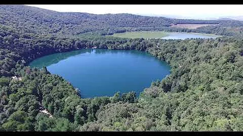 Cosa occupa il lago vulcanico?