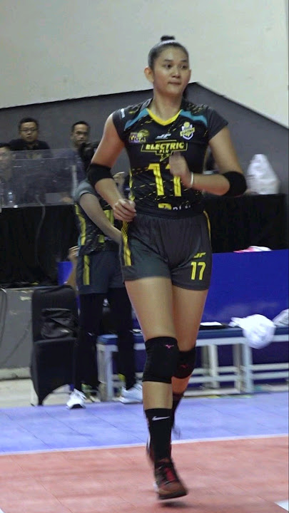 Maya Indri berlari saat pemanasan berlangsung di lapangan #volleyball