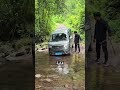 الولد بيعدي البحيرة بطريقة مميزة Viral 