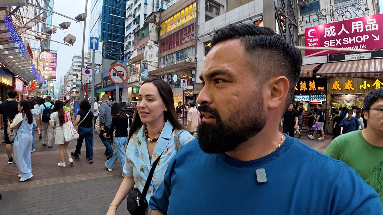 Detour into a Hong Kong Alleyway 🇭🇰 – Video Detour into a Hong Kong Alleyway 🇭🇰 – Video