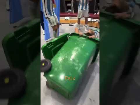 أحتفال لاعبين الارجنتين داخل غرفه تبديل الملابس 