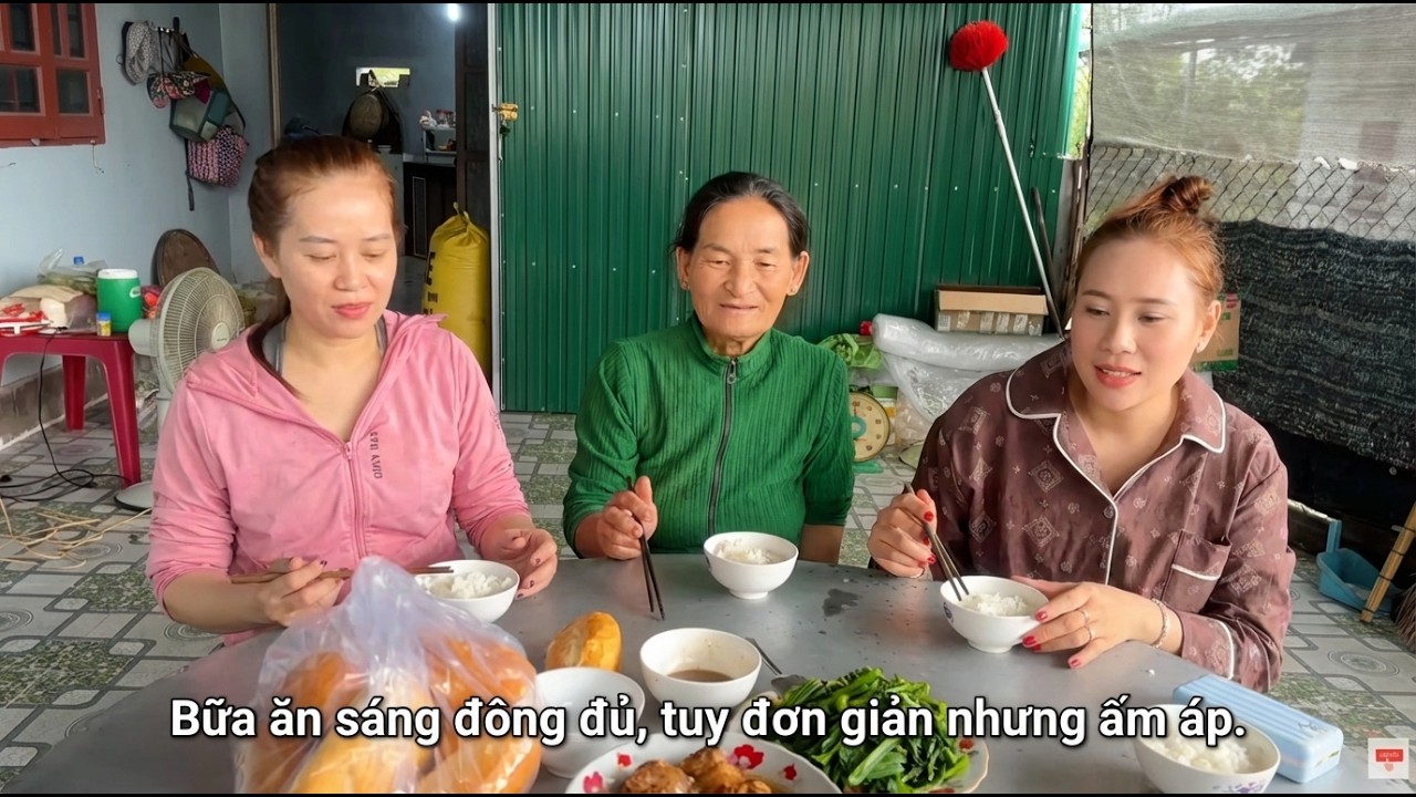 Bữa ăn sáng đông đủ, tuy đơn giản nhưng ấm áp. 