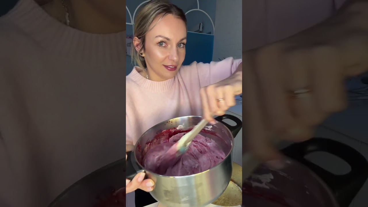 Przekładam tort malina - pistacja -biała czeko! 