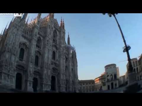 duomo di milano,lancio in paracadute.