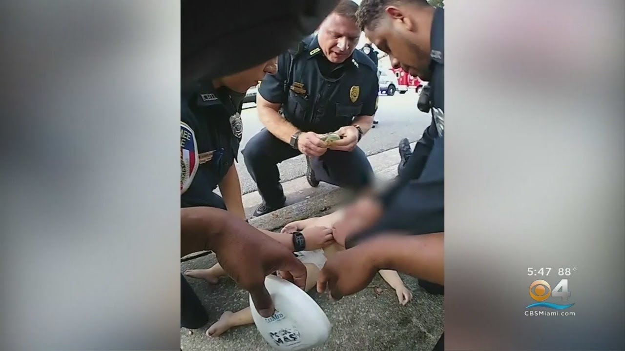 Hero Police Officers Saves Baby From Choking - YouTube