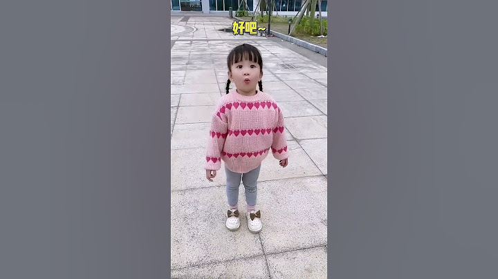 爸爸上樓梯竟然跳著上，可把閨女難住了，這老頭太不靠譜#爸爸带娃 #家有萌娃 #亲子#funny #babygirl #cutebaby