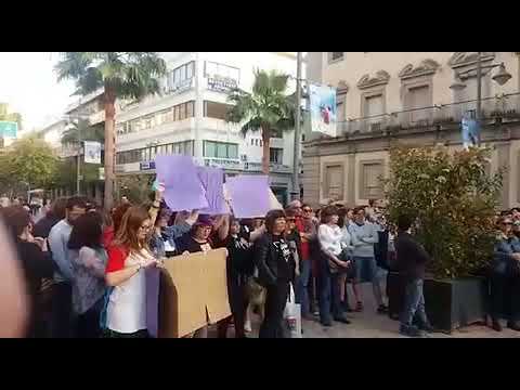 Unos 300 onubenses se concentran en protesta por la sentencia contra 'La Manada'