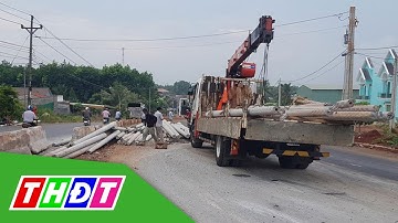 Ôm cua tốc độ cao khi lên cầu vượt, xe container lật giữa đường | THDT