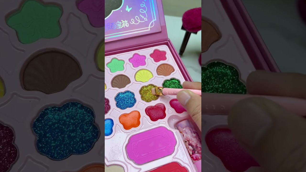 I gave my baby daughter a princess makeup box on June 1st. It contains various makeup tools.