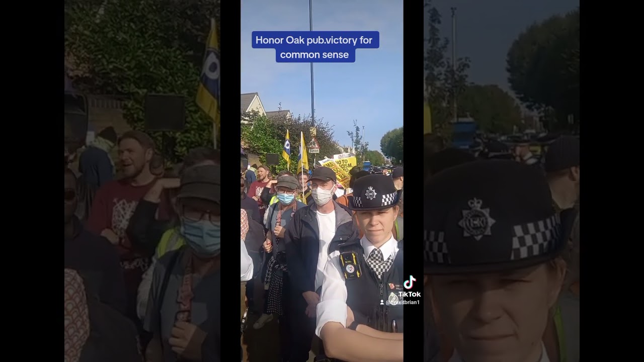 Victory at the Honor Oak pub drag queen story hour demos 🇬🇧👍😀