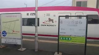 夕方の帰宅時間、柳原駅で特急列車と交換待ちの、長野電鉄8500系普通列車。