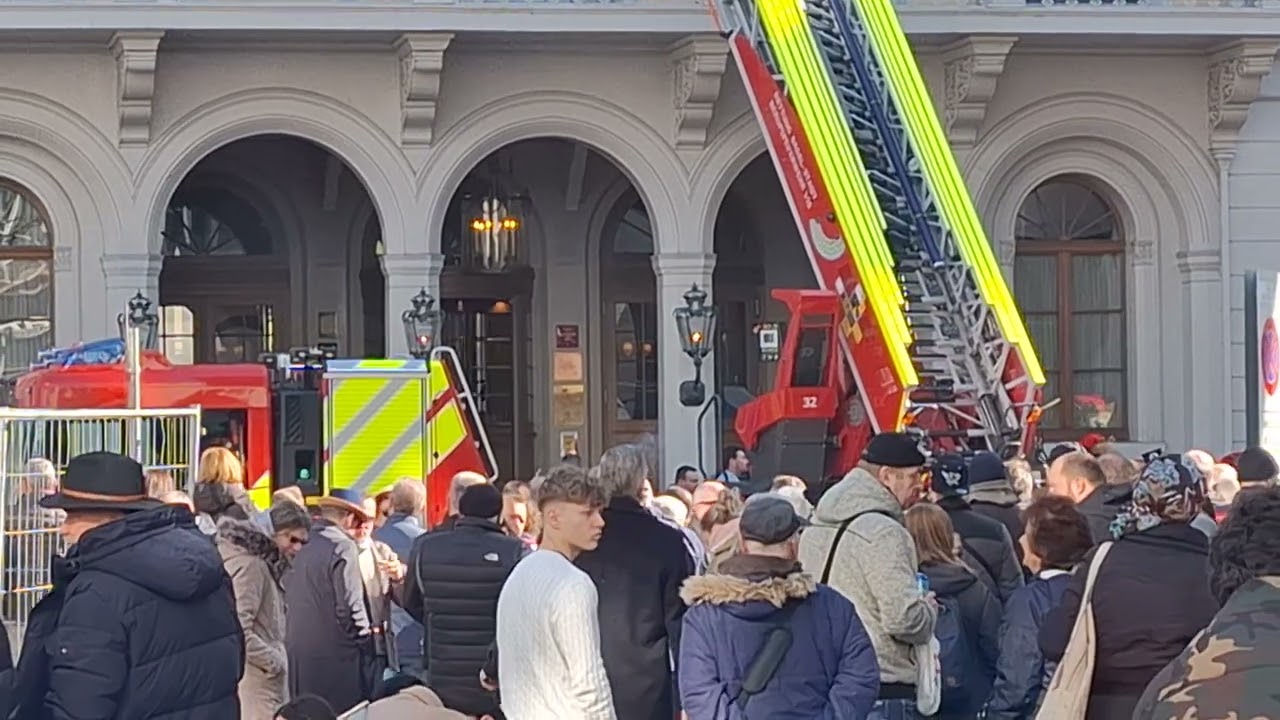 Basel Fasnacht 25 Die drei Könige am Hotel Trois Rois werden wieder zu den trois Waggis eingekleidet