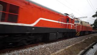 7202次貨物列車通過大林鎮中興路地下道