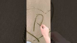 كتابة على الرمل تصميم حرف حب حرف A
