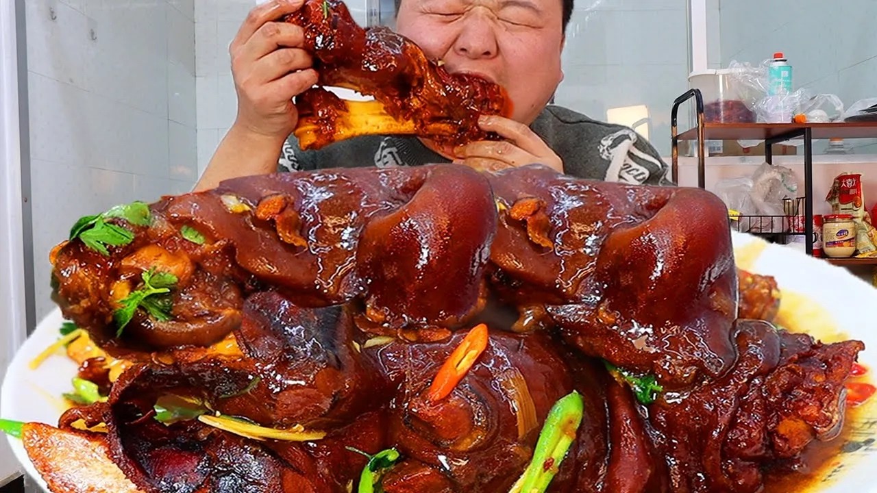 🔥【红扒牛蹄】4 根超大牛蹄！自制红扒牛蹄香辣 Q 弹，大口吸着吃真过瘾！【cram阿强】