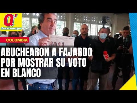 “Tibio” y “Fuera”: los abucheos contra Fajardo por mostrar su voto en blanco