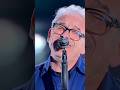 Arisa nota un dettaglio toccante mentre Francesco si esibisce: la moglie commossa. #TheVoiceSenior